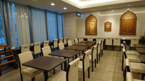 a dining room with wooden tables and chairs at Hotel Villa Fontaine Tokyo-Hamamatsucho in Tokyo