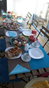 パルティニーコにあるB&B Menta & Peperoncinoの長いテーブルに盛り付けられたお皿