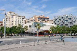 een straat in een stad met gebouwen op de achtergrond bij Apartments Sata Park Guell Area in Barcelona