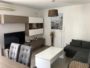 ein Wohnzimmer mit einem Sofa und einem Tisch darin in der Unterkunft Apartamento San José by CasaTuristica in Ronda