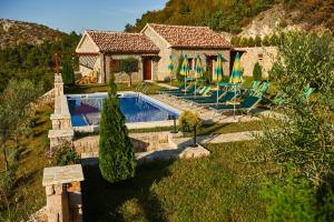 Swimmingpoolen hos eller tæt på Eco Resort Cermeniza