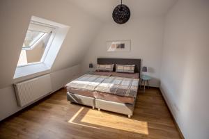 Schlafzimmer mit einem Bett und einem Fenster in der Unterkunft Talstation Kabine 20 / Innenstadt, 2 Schlafzimmer, Terrasse in Rüdesheim am Rhein