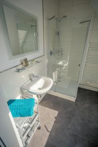 a white bathroom with a sink and a shower at Talstation Kabine 20 / Innenstadt, 2 Schlafzimmer, Terrasse in Rüdesheim am Rhein
