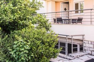 balkon domu z krzesłami i roślinami w obiekcie Kalamata Beach Maisonette w Kalamácie