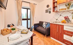 Kuchyň nebo kuchyňský kout v ubytování Apartments Noa