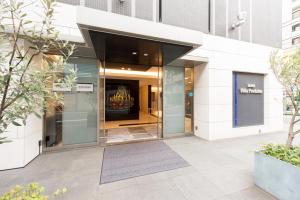 una entrada a un edificio con puertas de cristal en Hotel Villa Fontaine Tokyo-Shinjuku, en Tokio