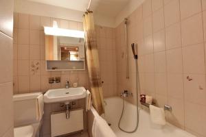 ein Bad mit einem Waschbecken und einer Dusche in der Unterkunft Résidence Tarcianne in Grimentz