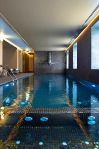 uma piscina num hotel com um lavatório em The Prime Energize em Monte Gordo