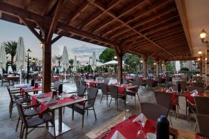 un ristorante con tavoli e sedie con tovaglioli rossi di Crystal Tat Beach Golf Resort & Spa - Ultimate All Inclusive a Belek