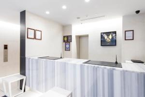 a waiting room with a long counter in a clinic at Hotel Villa Fontaine Tokyo-Shinjuku in Tokyo