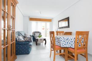 エル・カンページョにあるApartment Muchavista 3 bed 2 bathのダイニングルーム(テーブル、椅子付)