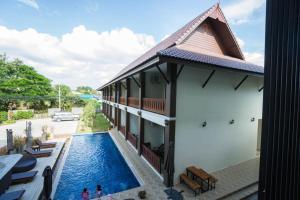 Cette chambre offre une vue sur une maison dotée d'une piscine. dans l'établissement Sriananpura, à Chiang Mai