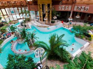 an overhead view of a large swimming pool in a hotel at Hotel Nordseeküste by Center Parcs in Tossenserdeich