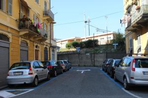 una fila de autos estacionados al lado de una calle en Loft La Conchiglia, en La Spezia