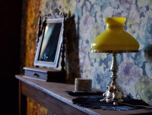 a yellow lamp sitting on top of a table at Putiikkihotelli Kemi 1932 in Kemi