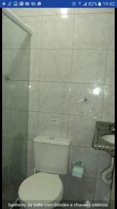 ein Badezimmer mit Toilette und Waschbecken in der Unterkunft Casa Bonita Rio das Ostras, ar condicionado, wifi, churrasqueira e garagem in Rio das Ostras + 34 Fotos