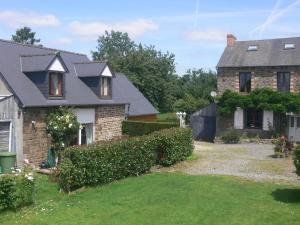 a house with a yard in front of it at Le Jardin B&B in Isigny-le-Buat