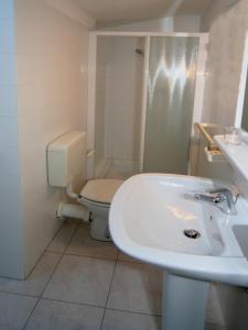 リニャーノ・サッビアドーロにあるMimosaの白いバスルーム(トイレ、シンク付)