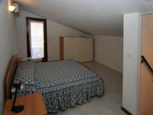 リニャーノ・サッビアドーロにあるMimosaのベッドルーム(ベッド1台、窓付)