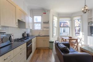 Virtuve vai virtuves zona naktsmītnē Comfortable 3 bedroom Flat in Battersea