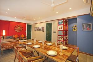 uma sala de jantar com uma mesa de madeira e cadeiras em Theory9 Premium Service Apartments Khar em Mumbai