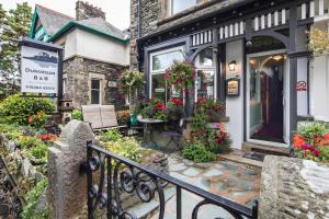 ein Haus mit Blumen davor in der Unterkunft DUNVEGAN in Windermere