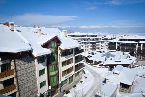 una ciudad con techos y edificios nevados en GT Aspen House Apartments, en Bansko