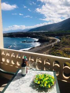 ロス・シロスにあるApartamento Mar y Montañaのワイングラスと花鉢