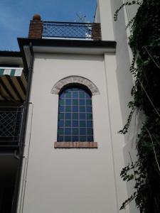 una torre con finestra sul lato di un edificio di Casina Volamerlo a Cremona