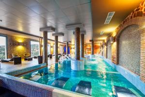 Hotel La Caminera Club de Campo في Torrenueva: مسبح في فندق مع مسبح