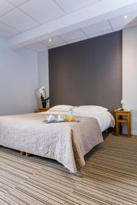 Un dormitorio con una cama con una bandeja de fruta. en Logis Hôtel Le Relais, en Biscarrosse