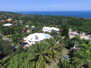 uma vista aérea de um resort com uma piscina e o oceano em Casa Caracol Los Farallones em Cabrera