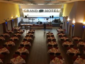 grupa stołów i krzeseł w restauracji w obiekcie Grand Hotel w mieście Třebíč +37 zdjęć