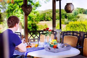 a man is sitting at a table with a table cloth at Fleurie de Montagne in Mechelen