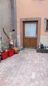 L'ateliere في أوتروت: باب مبنى عليه نباتات