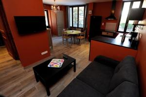 sala de estar con sofá y mesa en Appartement Charlannes en La Bourboule
