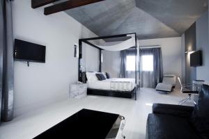 a bedroom with a bed and a large mirror at Hotel & Winery Señorío de Nevada in Villamena 