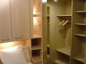 um quarto com um closet com uma cama em Panoramic view on beach, ships, sea - place to be em Oostende