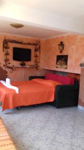 een slaapkamer met een rood bed en een televisie bij Da Chicco in Fiumicino