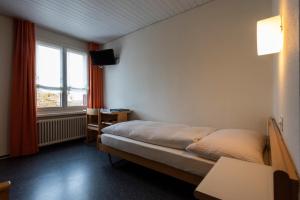 Ein Bett oder Betten in einem Zimmer der Unterkunft Gasthof Pizzeria Weingarten