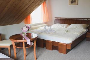 Postel nebo postele na pokoji v ubytování Penzion Pohlednička