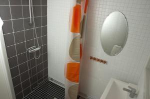 a shower with a mirror in a bathroom at Haga Park Camping & Stugor in Mörbylånga +35 photos