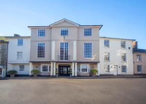 un gran edificio blanco con muchas ventanas en The Grosvenor Arms, en Shaftesbury