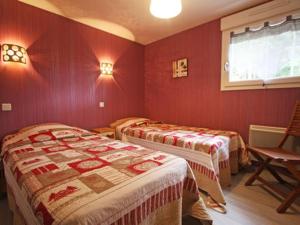 クソンリュプト・ロンジュメールにあるchalet Le Panoramiqueの赤い壁のドミトリールーム ベッド2台