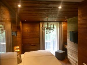 Una cama o camas en una habitación de Alpin Hotel Garni Eder - Private Living