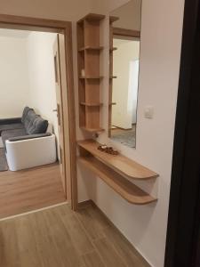 ein Wohnzimmer mit einem Spiegel und einem Sofa in der Unterkunft Odessus in Warna