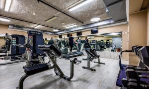 Fitness centrum a/nebo fitness zařízení v ubytování Hacienda Forest View Hotel
