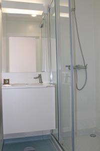 un baño con ducha y lavabo en Boavista Class Inn, en Oporto