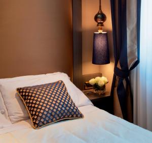 A bed or beds in a room at Hotel Mozart