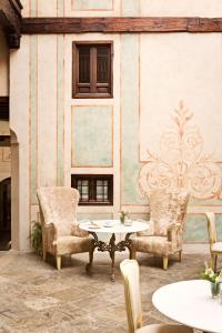 
A seating area at Hotel Casa 1800 Granada
